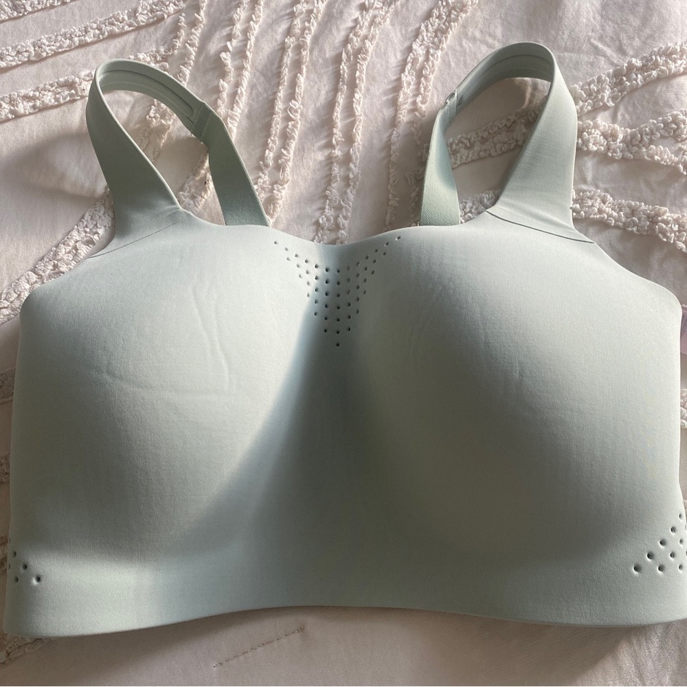 Victoria's Secret Seamless Scoop Sports Bra in Sage Green - Picture 6 of 7